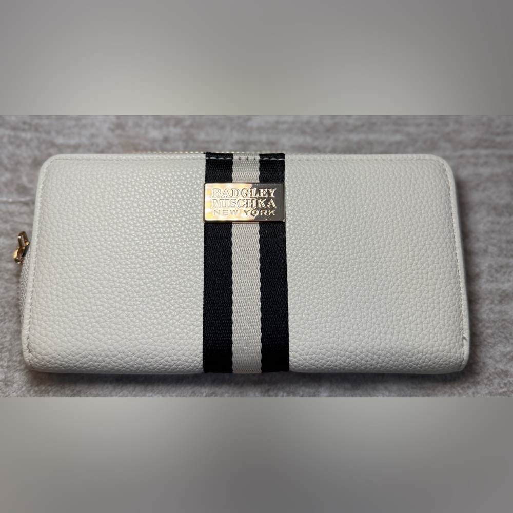 Badgley‎ Mischka Bailey Wallet Cream Zip Around Gold Hardware Chic